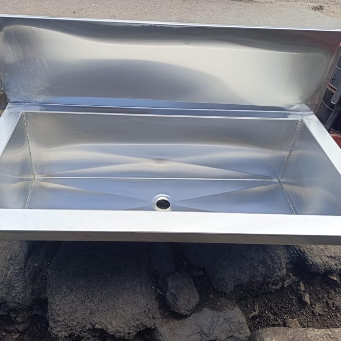 e08560e4-f338-473c-aa02-f0775d76e0f4.jpg Scrub sink